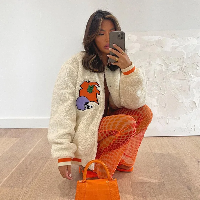 Women's 2021 Autumn and Winter New Fashion Embroidery Casual Contrast Stand-up Collar Plush Jacket
Women's 2021 Autumn and Winter New Fashion Embroidery Casual Contrast Stand-up Collar Plush Jacket