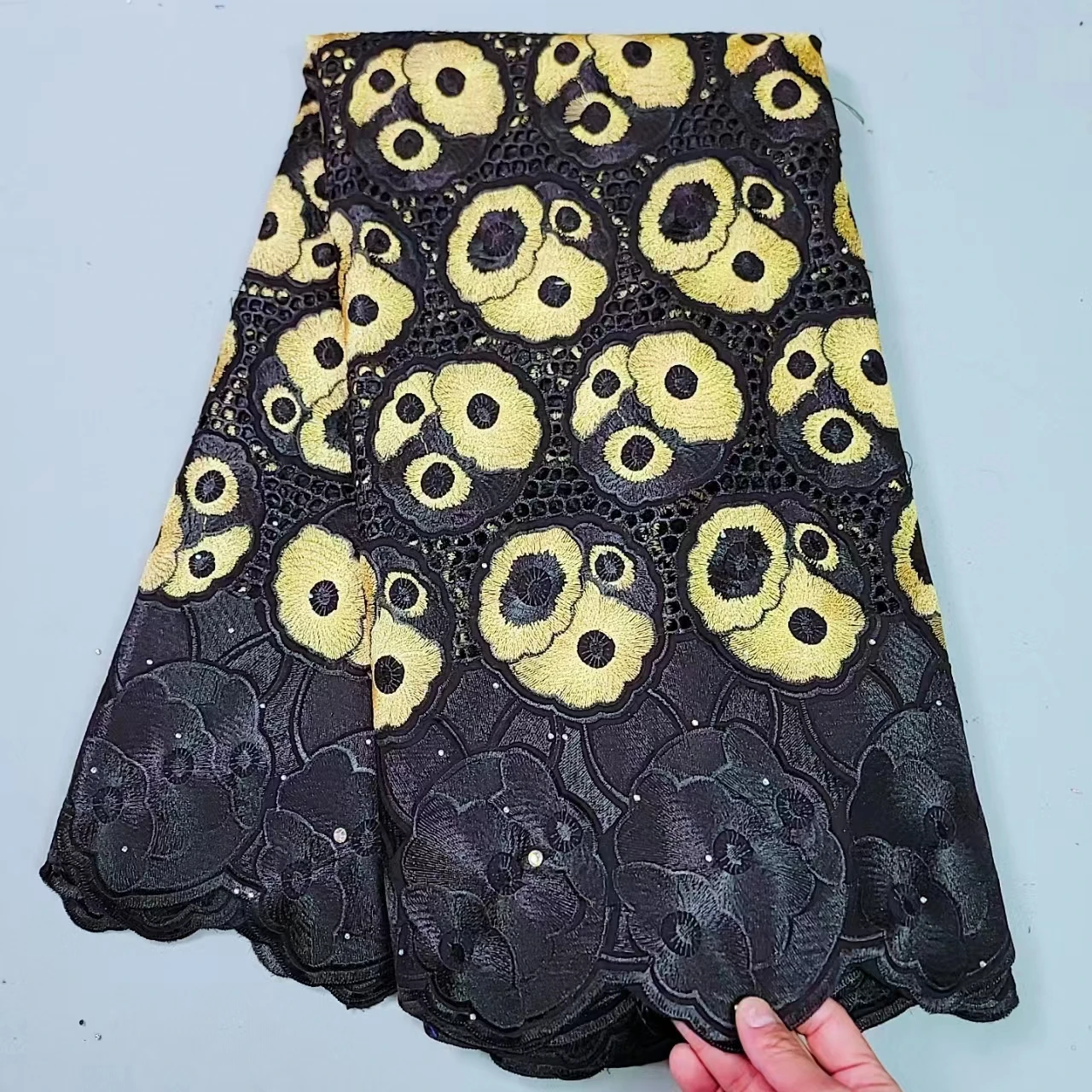 2023 Black Gold Switzerland New Design Swiss Voile Lace Embriodery 100% Cotton Flower Popular in France For African Women Cloth 
2023 Black Gold Switzerland New Design Swiss Voile Lace Embriodery 100% Cotton Flower Popular in France For African Women Cloth