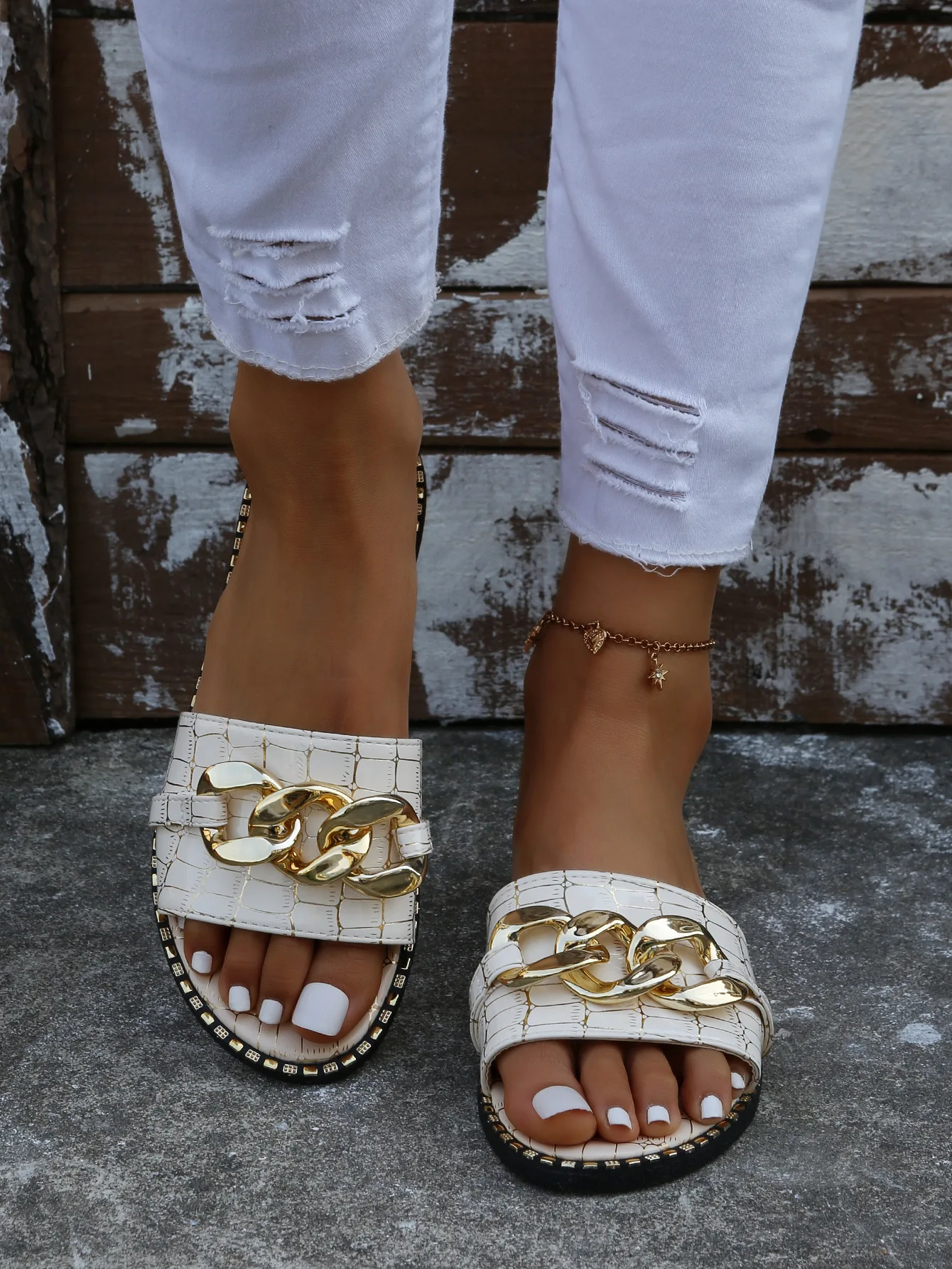 2022 Fashion Sexy Chain Lock Solid Color Plus Size 2022 Summer New Style Roman Style Flat Outdoor Female Slippers Women Sandals
2022 Fashion Sexy Chain Lock Solid Color Plus Size 2022 Summer New Style Roman Style Flat Outdoor Female Slippers Women Sandals