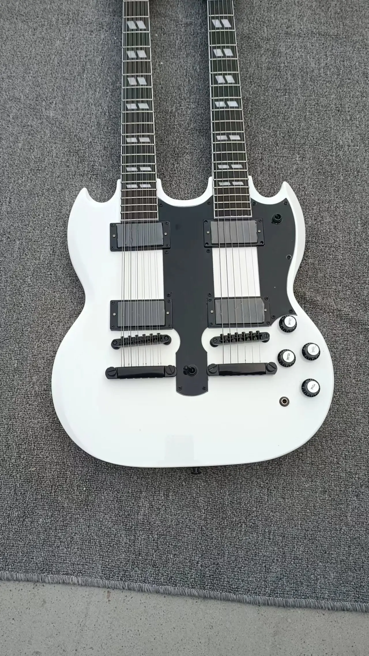 Электрогитара в форме SG с двойной шеей, 6 струн + 12 струн, белый корпус, двойные Скошенные части, кнопки Gibson, черный аксессуар 
Электрогитара в форме SG с двойной шеей, 6 струн + 12 струн, белый корпус, двойные Скошенные части, кнопки Gibson, черный аксессуар