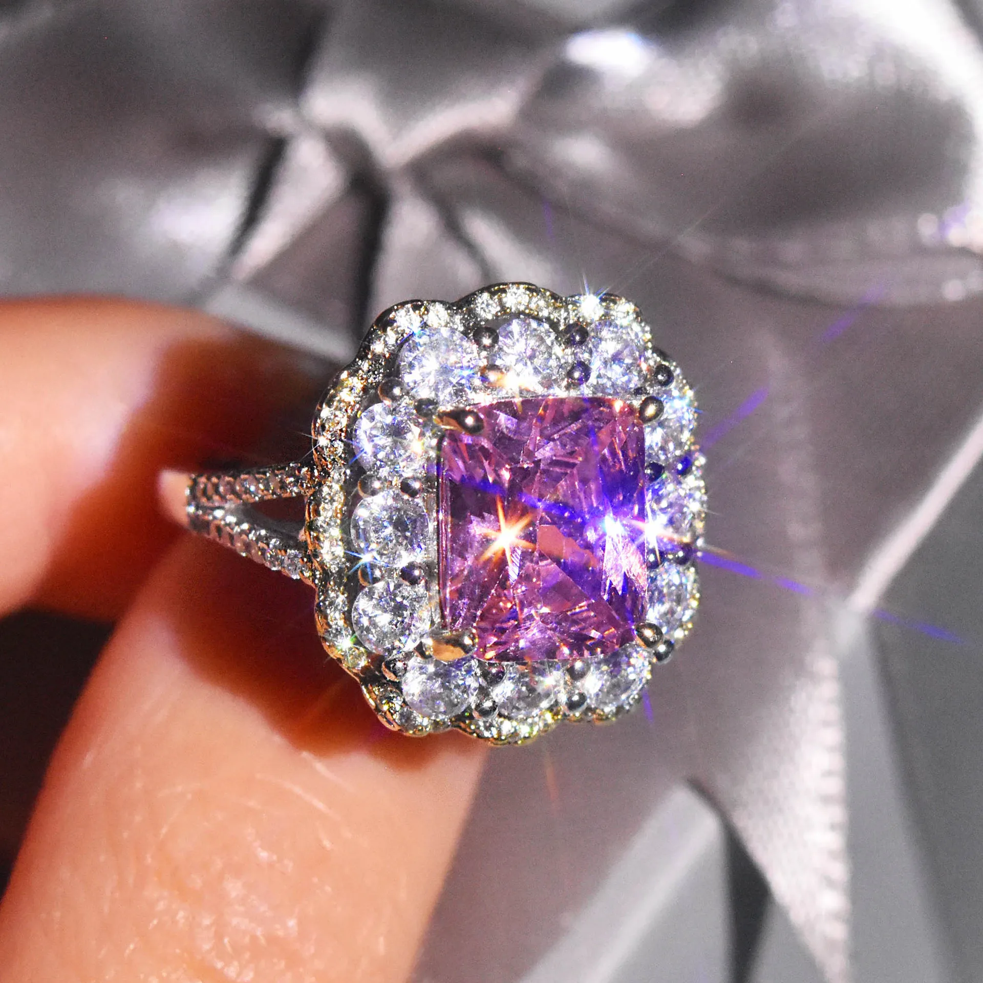 Foydjew Luxury Quality Jewelry Pink Crystal Princess Square Diamond Rings Women's Engagement Open Adjustable Ring For Women
Foydjew Luxury Quality Jewelry Pink Crystal Princess Square Diamond Rings Women's Engagement Open Adjustable Ring For Women