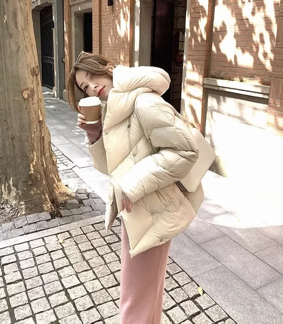2022NEW Winter 90% Duck Down Parkas Women Loose Fit Bread Puffer Coat Hooded Thickness Casual Down Jacket Female Snow Overcoat
2022NEW Winter 90% Duck Down Parkas Women Loose Fit Bread Puffer Coat Hooded Thickness Casual Down Jacket Female Snow Overcoat