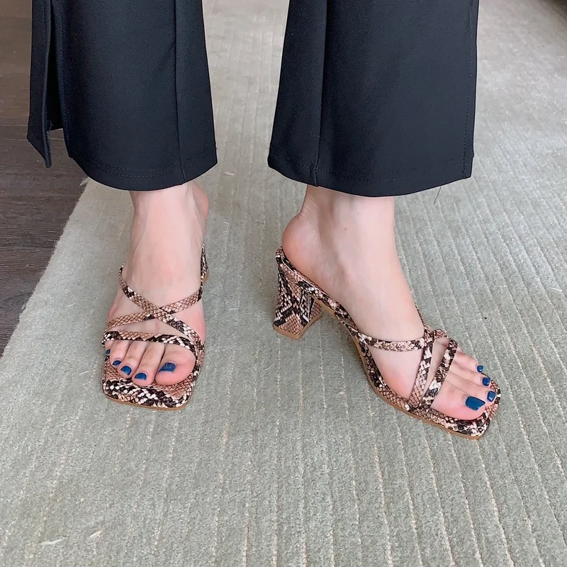 Women Thong Leopard Sandals Strange High Heels Party Nightclub Show Office Lady Shoes Lady 2021 Summer
Women Thong Leopard Sandals Strange High Heels Party Nightclub Show Office Lady Shoes Lady 2021 Summer