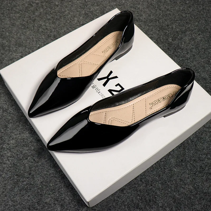 Large Size Women's Shoes Fashion Pointed Toe Shallow Boat Shoes Luxury Patent Leather Pumps Office Lady Soft-soled Slip-on Flats 
Large Size Women's Shoes Fashion Pointed Toe Shallow Boat Shoes Luxury Patent Leather Pumps Office Lady Soft-soled Slip-on Flats