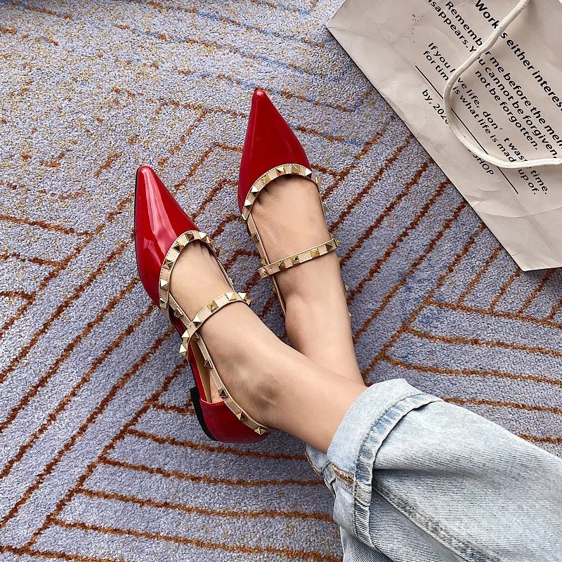 Women Shoes 2022 Summer New Pointed Sandals Rivet fashion Patent leather Vintage Romantic French Design Sexy Flat Ladies shoes
Women Shoes 2022 Summer New Pointed Sandals Rivet fashion Patent leather Vintage Romantic French Design Sexy Flat Ladies shoes