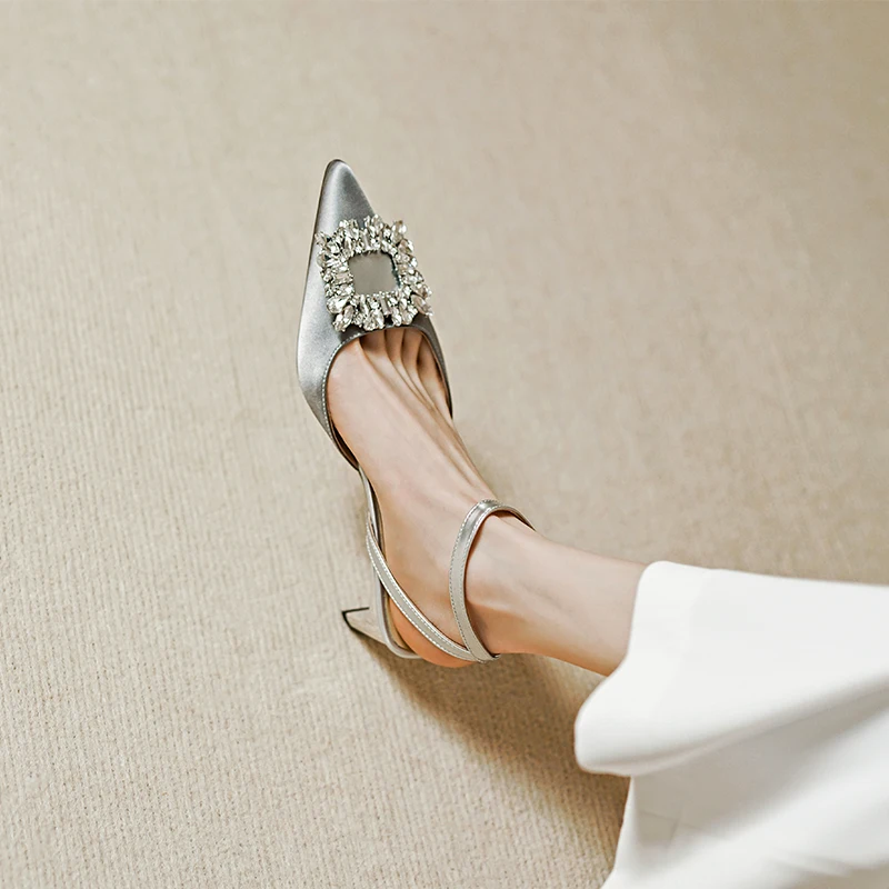 Летние женские сандалии 2022, пикантные женские сандалии из натурального искусственного шелка, туфли со стразами для женщин, сандалии
Летние женские сандалии 2022, пикантные женские сандалии из натурального искусственного шелка, туфли со стразами для женщин, сандалии