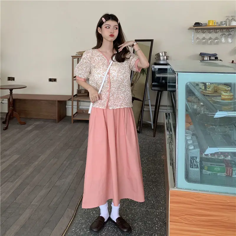 2022 Women's Summer New Two-piece Sets Female Floral V-neck Short Sleeve Shirts Ladies High Waist Loose A-line Skirts Suits F107
2022 Women's Summer New Two-piece Sets Female Floral V-neck Short Sleeve Shirts Ladies High Waist Loose A-line Skirts Suits F107