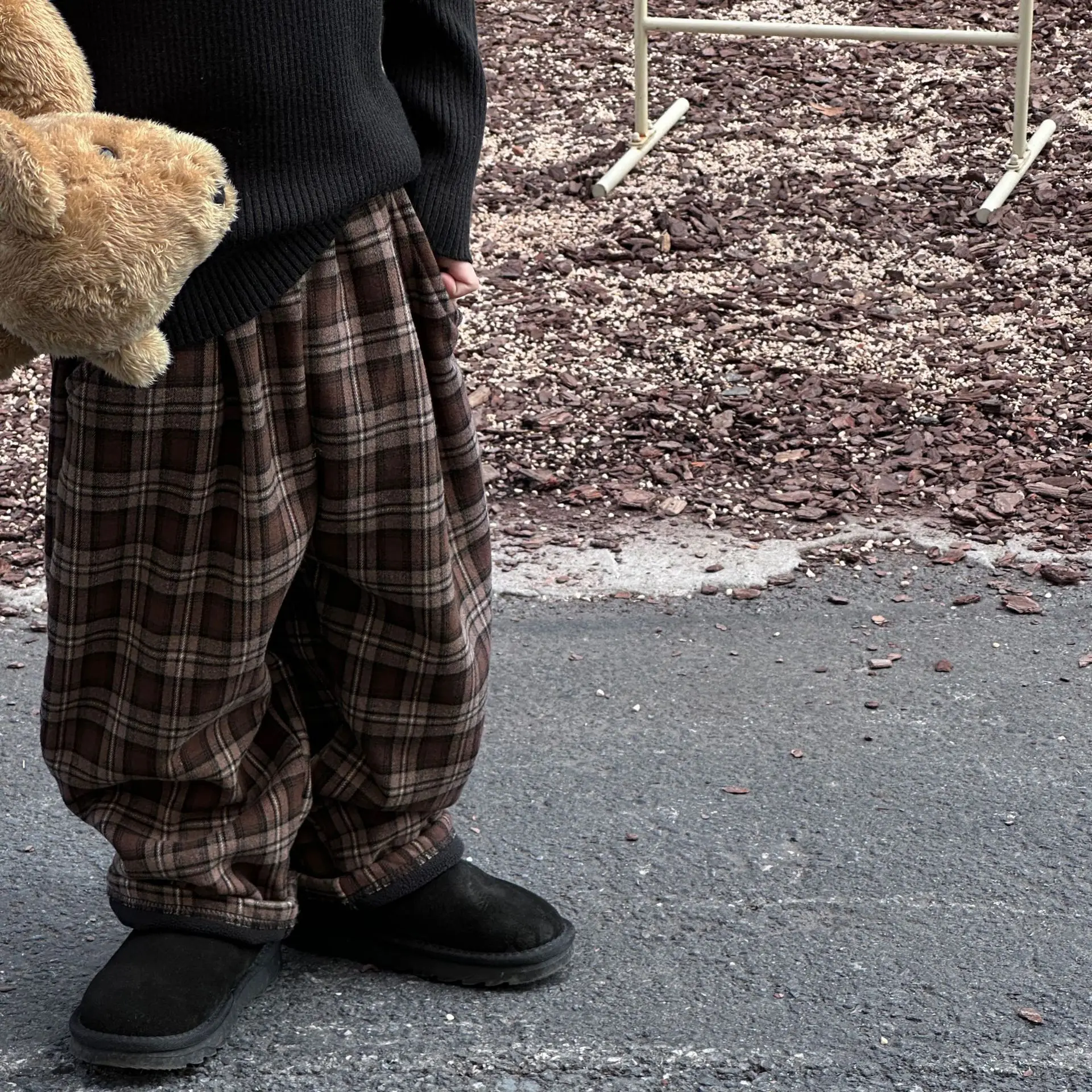 Plush Pants 2023 Winter New Korean Style Fashion Warm Comfortable Retro Casual Pants Baby Pants with Fleece Thickening
Plush Pants 2023 Winter New Korean Style Fashion Warm Comfortable Retro Casual Pants Baby Pants with Fleece Thickening