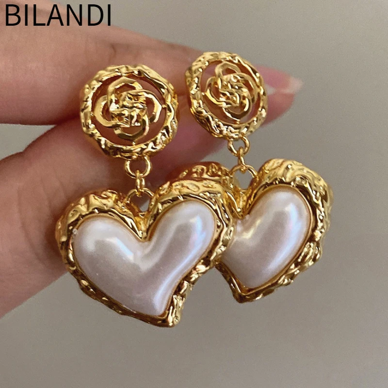 Bilandi Fashion Jewelry 925 Silver Needle Elegant Metal Gold Color Flower White Heart Earrings For Women Girl Party Gift 2023
Bilandi Fashion Jewelry 925 Silver Needle Elegant Metal Gold Color Flower White Heart Earrings For Women Girl Party Gift 2023