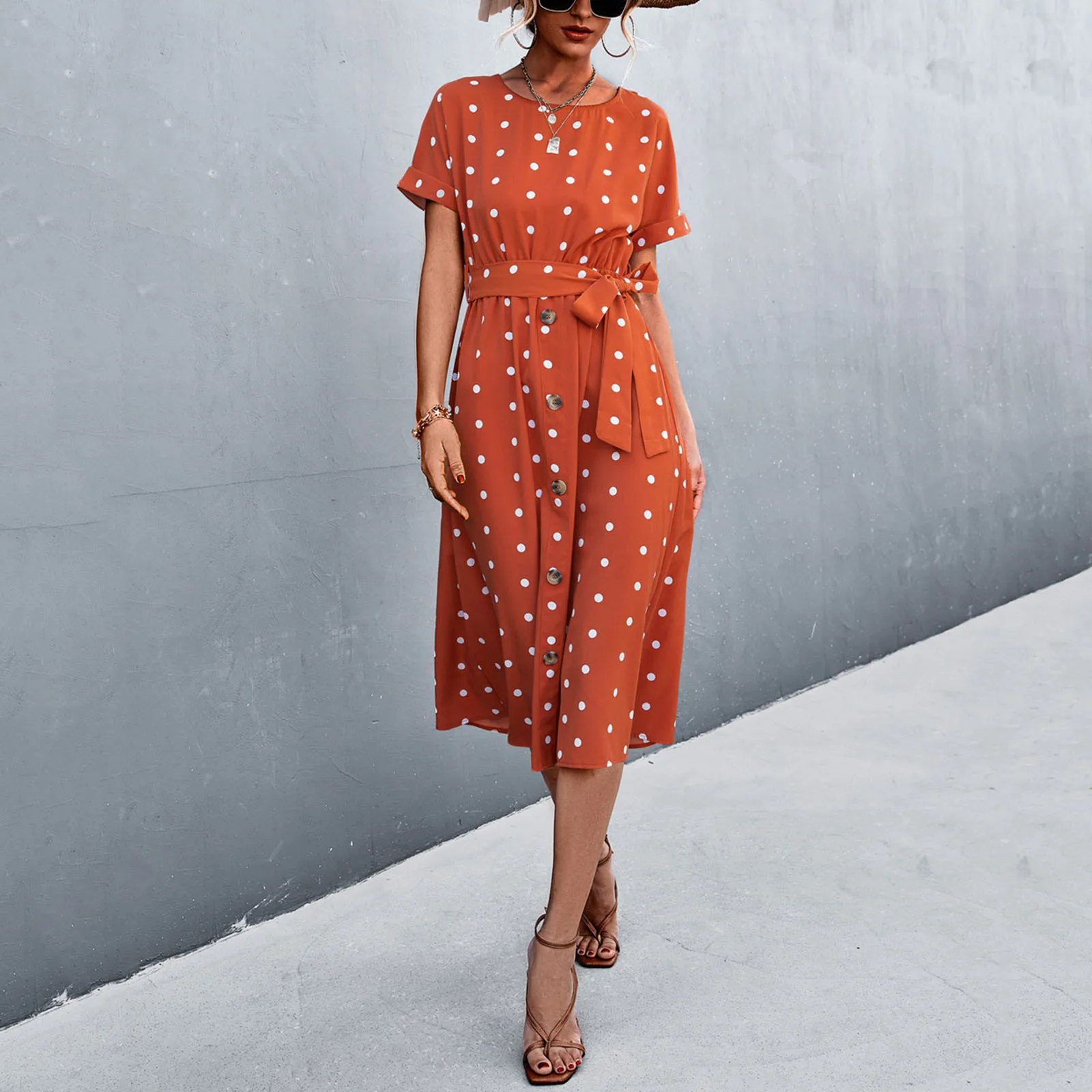 Платье женское средней длины в горошек, с коротким рукавом и поясом
Платье женское средней длины в горошек, с коротким рукавом и поясом