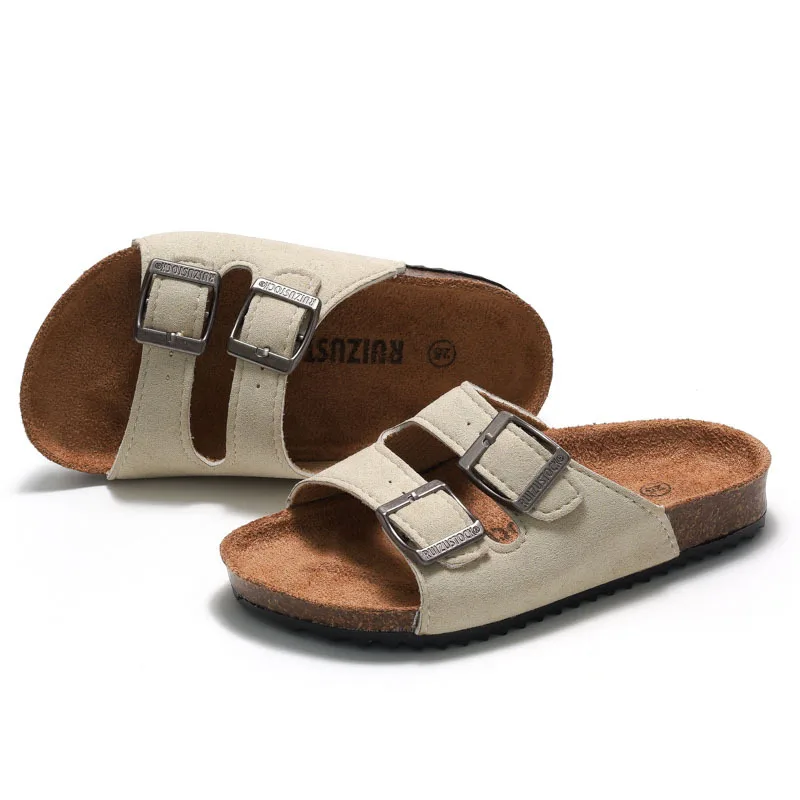 Шлепанцы из искусственной кожи на низком каблуке
Шлепанцы из искусственной кожи на низком каблуке