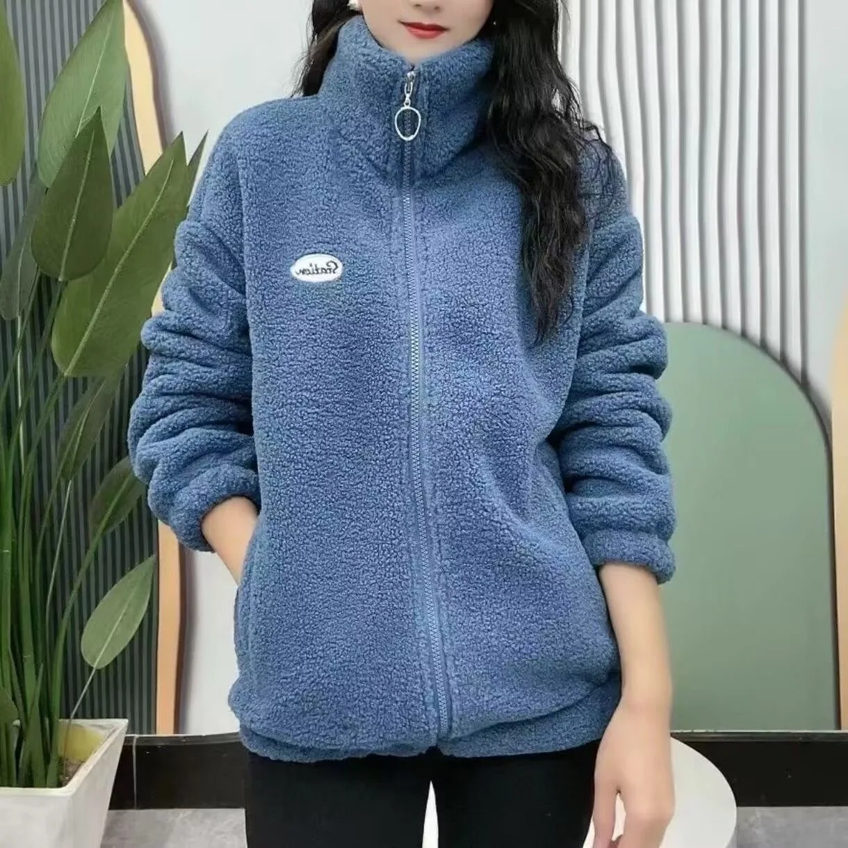 Осенне-зимняя утолщенная и теплая хлопковая одежда из овечьей шерсти, модное женское плотное флисовое пальто 
Осенне-зимняя утолщенная и теплая хлопковая одежда из овечьей шерсти, модное женское плотное флисовое пальто