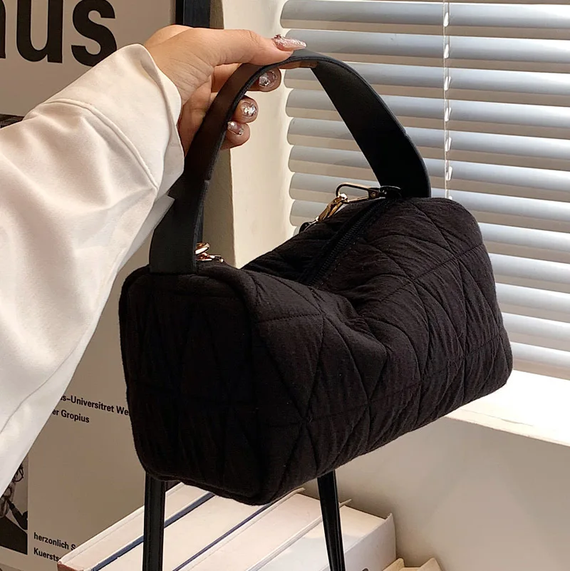 Fashion Padded Shoulder Bag Designer Bag Lingge Quilted Women Handbags Female Pillow Bags for Women 2022 Crossbody Bag Tote New
Fashion Padded Shoulder Bag Designer Bag Lingge Quilted Women Handbags Female Pillow Bags for Women 2022 Crossbody Bag Tote New