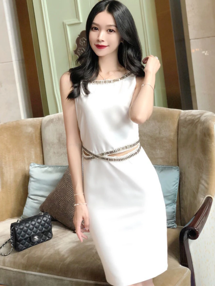 Женское летнее короткое платье без рукавов 
Женское летнее короткое платье без рукавов