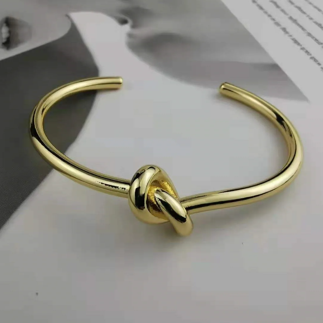 European and American bare body gold-plated simple high-end knotted circle earrings bracelet
European and American bare body gold-plated simple high-end knotted circle earrings bracelet