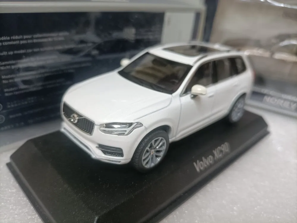 Модель автомобиля из белого сплава Norev 1/43 Regal VOL Wagon XC90 2015 
Модель автомобиля из белого сплава Norev 1/43 Regal VOL Wagon XC90 2015