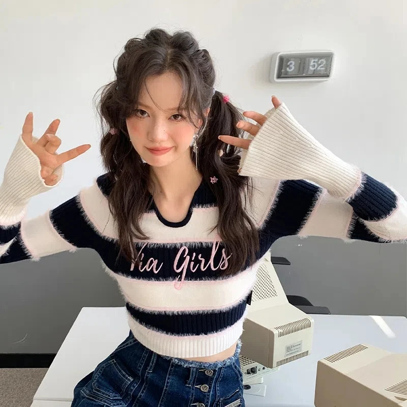 Hottie Velvet Cropped Sweaters Slim Soft Knit Wear Stripe Embroidery Urbane Fashion Women Sweaters 2022 Aesthetic Design
Hottie Velvet Cropped Sweaters Slim Soft Knit Wear Stripe Embroidery Urbane Fashion Women Sweaters 2022 Aesthetic Design