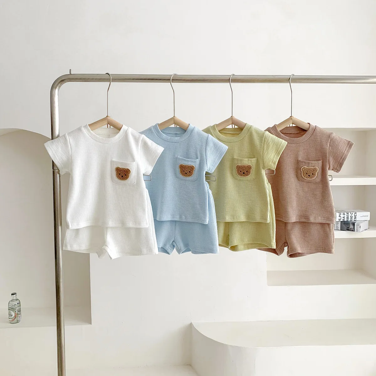 Children's clothing 2022 men's and women's baby summer models simple bear short-sleeved shorts suit baby two-piece set
Children's clothing 2022 men's and women's baby summer models simple bear short-sleeved shorts suit baby two-piece set