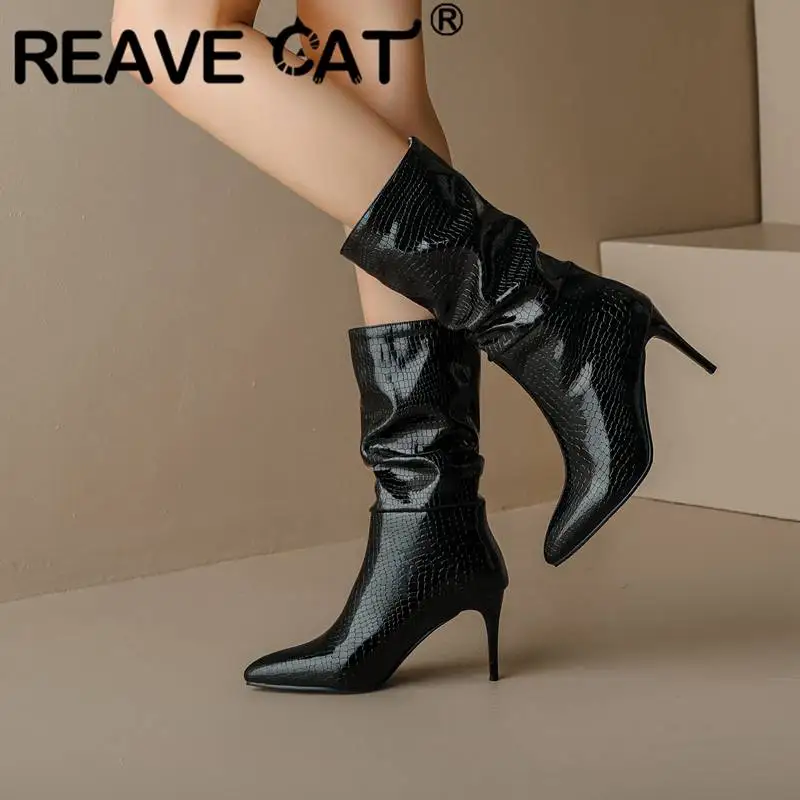 Женские сапоги с острым носком REAVE CAT, Новые однотонные плиссированные сапоги больших размеров 34-48 на тонком каблуке 7,5 см для свидания, S4258 
Женские сапоги с острым носком REAVE CAT, Новые однотонные плиссированные сапоги больших размеров 34-48 на тонком каблуке 7,5 см для свидания, S4258
