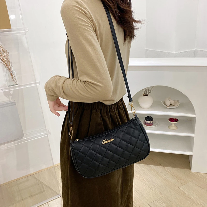 2022 Small Messenger Bag for Women Luxury Lingge Embroidery Fashion Ladies Shoulder Crossbody Bags Casual Black Phone Bag
2022 Small Messenger Bag for Women Luxury Lingge Embroidery Fashion Ladies Shoulder Crossbody Bags Casual Black Phone Bag