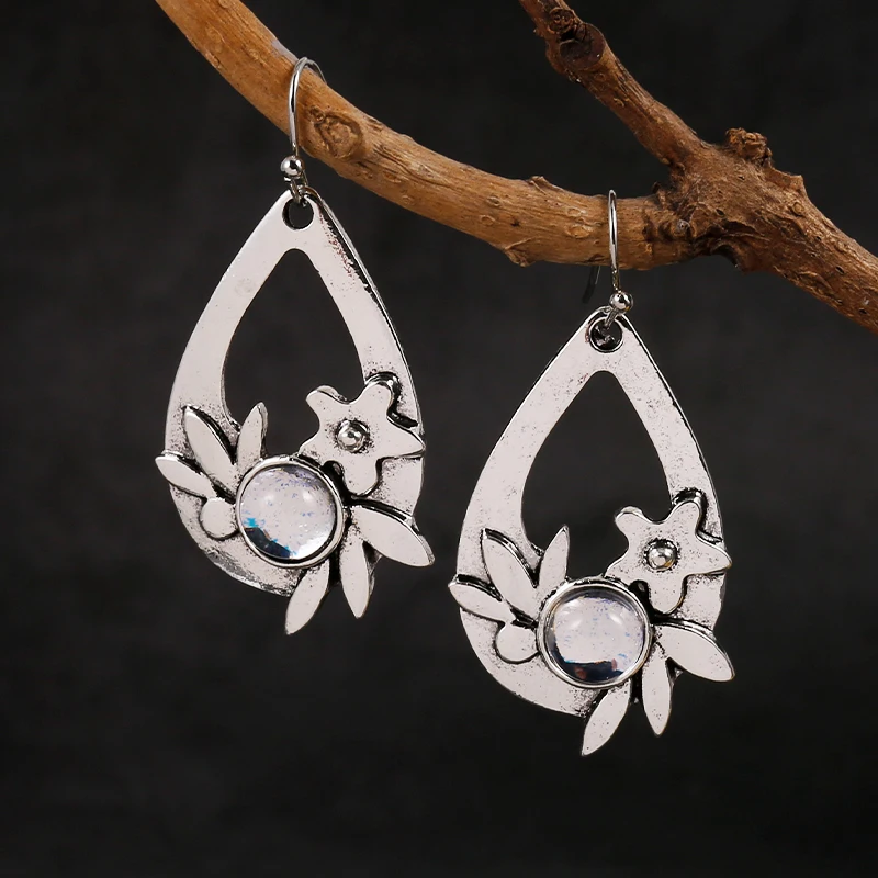 New Vintage Style With Drop Shaped Silhouette Embedded With Silver Flower Ladies' Earrings
New Vintage Style With Drop Shaped Silhouette Embedded With Silver Flower Ladies' Earrings