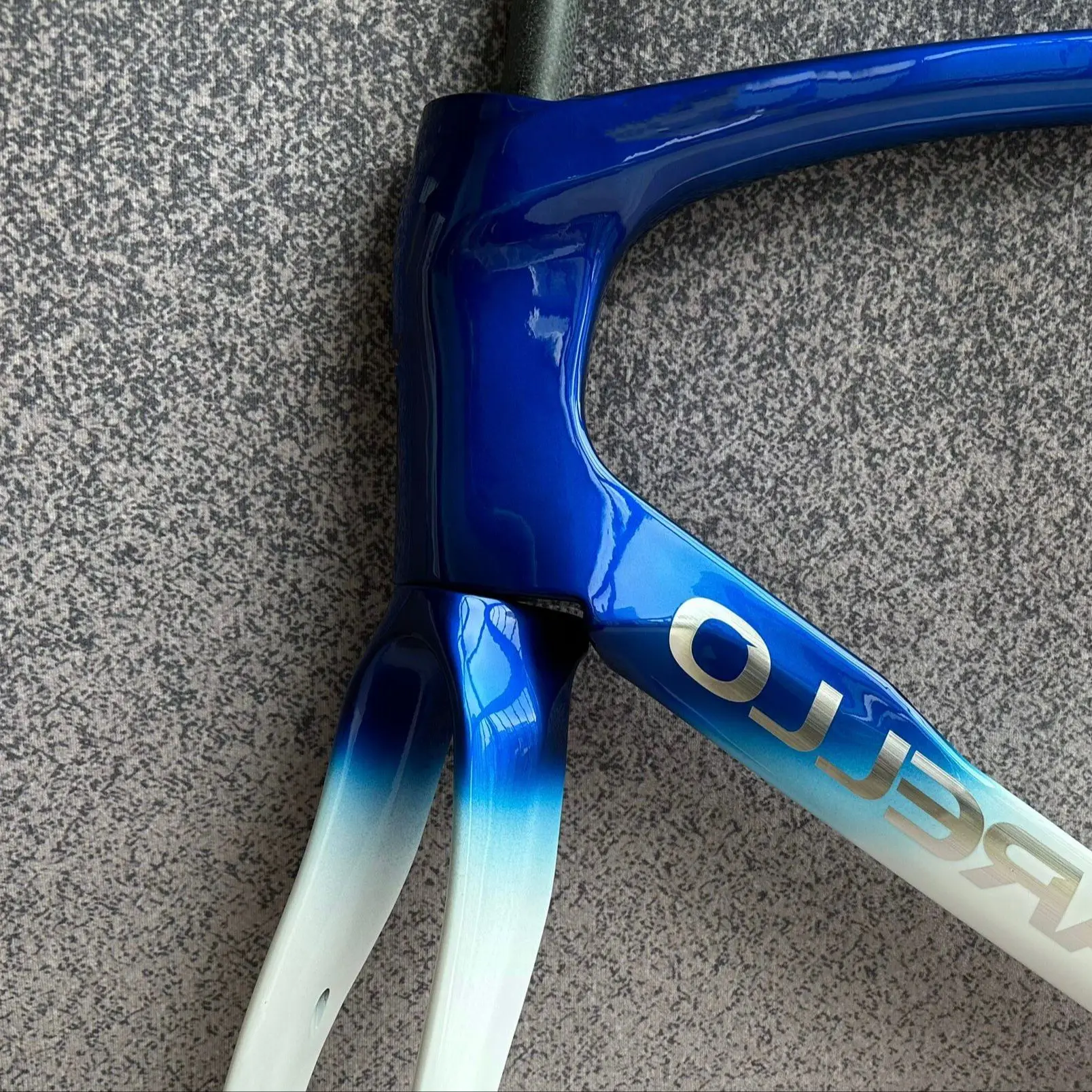 2023 NEW T1000 F12 Carbon Bike Frame 60+Color Road Bike Frameset with handlebar BSA V/Disc Brake UD Made in Taiwan
2023 NEW T1000 F12 Carbon Bike Frame 60+Color Road Bike Frameset with handlebar BSA V/Disc Brake UD Made in Taiwan