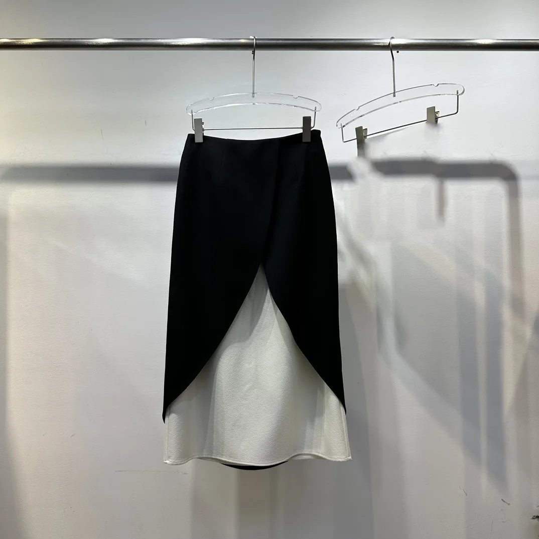 2023 Early autumn new style, stacked high set cut false two pieces of pod skirt, minimalist black and white color contrast
2023 Early autumn new style, stacked high set cut false two pieces of pod skirt, minimalist black and white color contrast