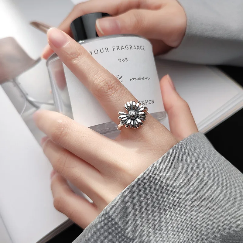 Vintage Daisy Rings for Women Open Sunflower Ring Antique Silver Color Daisies Flower Ring Men Fashion Jewelry Girls Party Gifts
Vintage Daisy Rings for Women Open Sunflower Ring Antique Silver Color Daisies Flower Ring Men Fashion Jewelry Girls Party Gifts