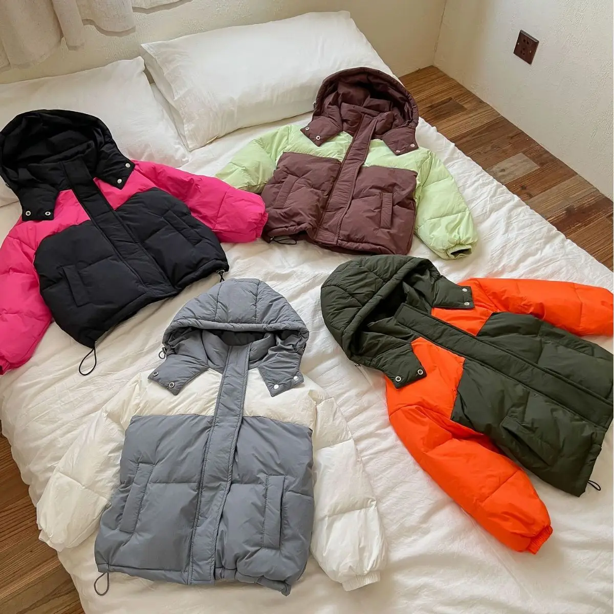 Пуховик детский зимний с капюшоном, на белом утином пуху
Пуховик детский зимний с капюшоном, на белом утином пуху