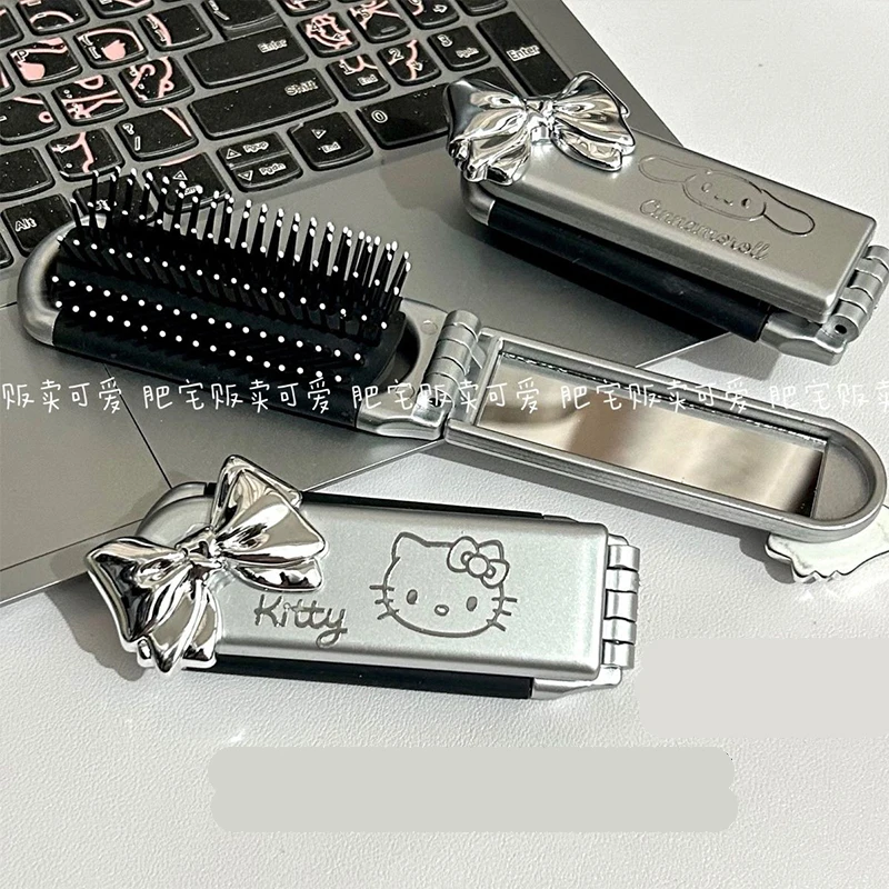 New Sanrio Portable Airbag Comb Hello Kitty Kawaii Carry-On Makeup Mirror Dual-Use All-In-One Anime Folding Mirror Girl Gifts
New Sanrio Portable Airbag Comb Hello Kitty Kawaii Carry-On Makeup Mirror Dual-Use All-In-One Anime Folding Mirror Girl Gifts