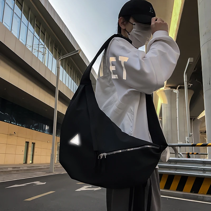 Korean Trend Crossbody Bag for Men Reflective Triangle Locomotive Shoulder Pack Large Capacity Outdoor Fashion Sling Bag Female
Korean Trend Crossbody Bag for Men Reflective Triangle Locomotive Shoulder Pack Large Capacity Outdoor Fashion Sling Bag Female