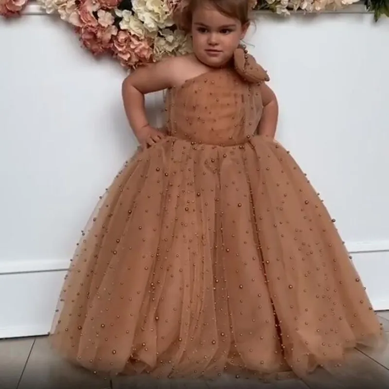 Luxurious Pearls Flower Girl Dresses for Wedding Brown One Shoulder Bow Princess Kids First Communion Gown Celebrity Dresses
Luxurious Pearls Flower Girl Dresses for Wedding Brown One Shoulder Bow Princess Kids First Communion Gown Celebrity Dresses