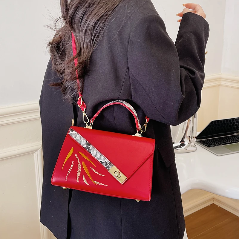 Модные Классические женские сумки-мессенджеры на плечо в стиле пэчворк из цветной искусственной кожи, новая простая повседневная портативная Женская дорожная сумка для хранения
Модные Классические женские сумки-мессенджеры на плечо в стиле пэчворк из цветной искусственной кожи, новая простая повседневная портативная Женская дорожная сумка для хранения