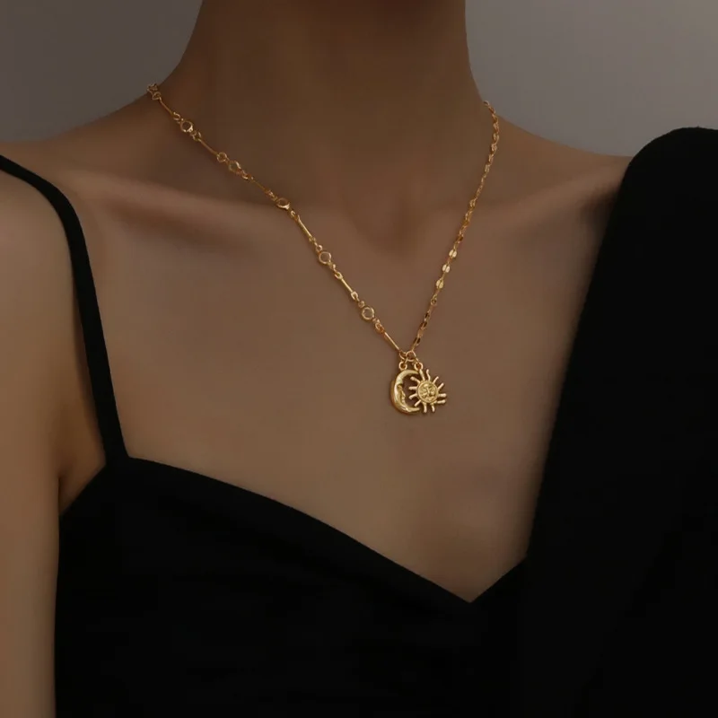 Retro fashion, simple new moon god sun necklace, female INS, fashion net, red, cool wind, small crowd, collarbone chain
Retro fashion, simple new moon god sun necklace, female INS, fashion net, red, cool wind, small crowd, collarbone chain