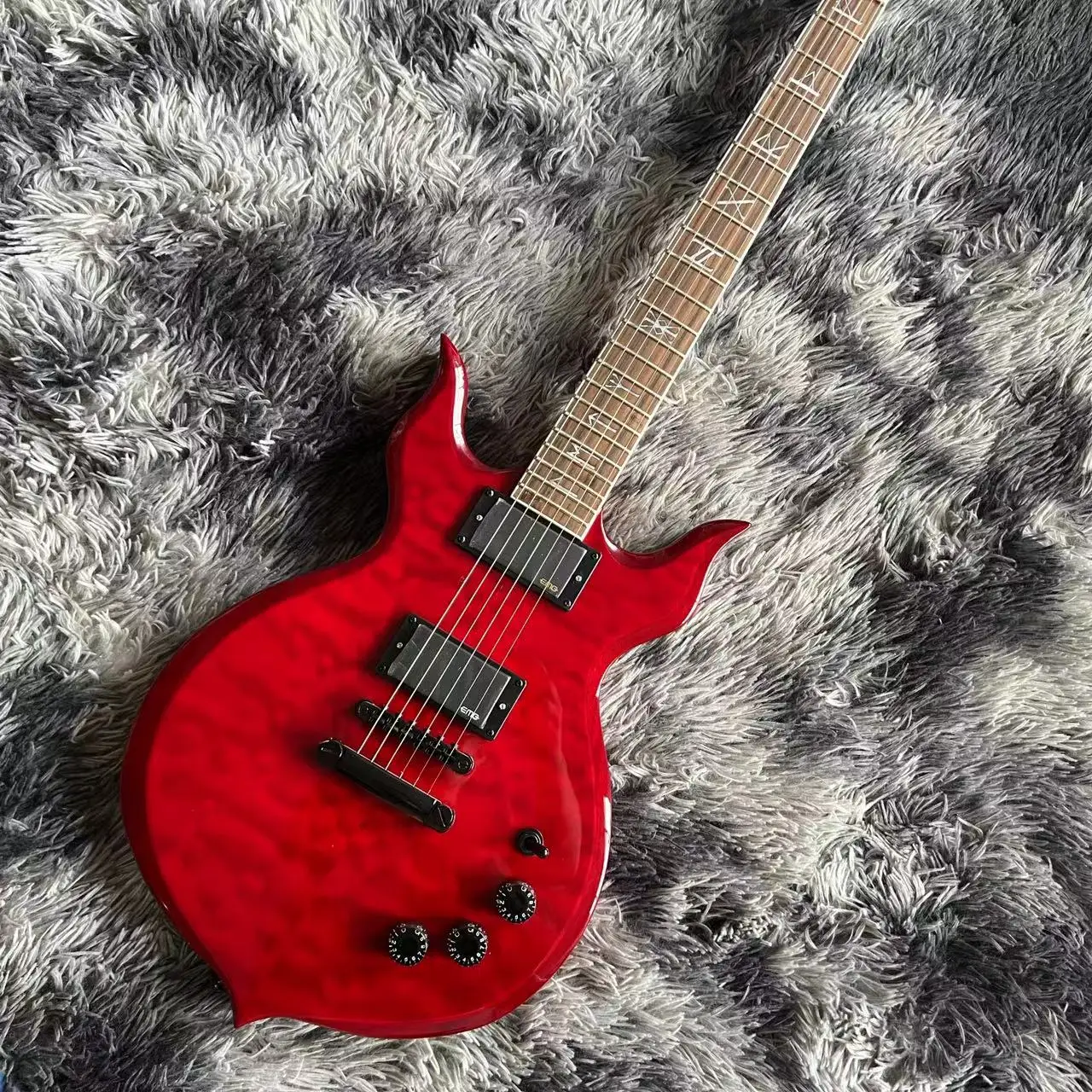 Electric Guitar Red color Flame Maple Top rosewood fingerboard Handmade 6 stings guitarra
Electric Guitar Red color Flame Maple Top rosewood fingerboard Handmade 6 stings guitarra