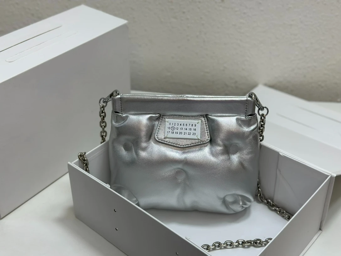 Mm6 Margiela Luxury Brand Crossbody Women's Handbag Designer Bag Purse Cloud Pillow Shoulder Fashion Square Lambskin Packet Bags
Mm6 Margiela Luxury Brand Crossbody Women's Handbag Designer Bag Purse Cloud Pillow Shoulder Fashion Square Lambskin Packet Bags