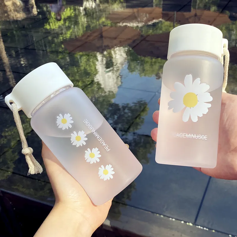 Lovely daisy Cup 500ml Water Bottles With Straw Transparent Cartoon Water Bottle Drinkware Fashion Girl Casual Water Bottle
Lovely daisy Cup 500ml Water Bottles With Straw Transparent Cartoon Water Bottle Drinkware Fashion Girl Casual Water Bottle