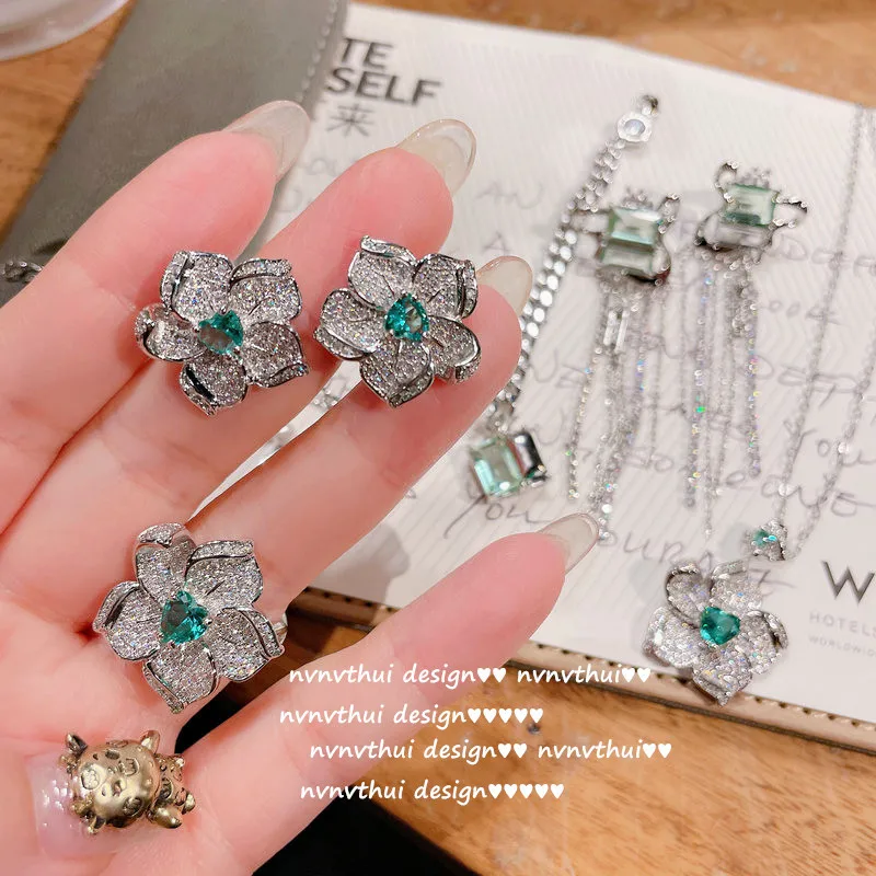 Bright Mint Emerald Flower Eardrops 18K Gold Plated Multi-Cut Surface Water Green Zircon Tassel Chain Earrings Set wholesale
Bright Mint Emerald Flower Eardrops 18K Gold Plated Multi-Cut Surface Water Green Zircon Tassel Chain Earrings Set wholesale