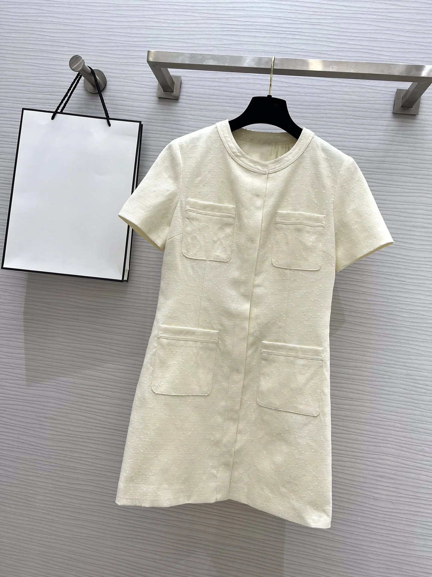 The embroidered dress looks so luxurious and luxurious on top719
The embroidered dress looks so luxurious and luxurious on top719