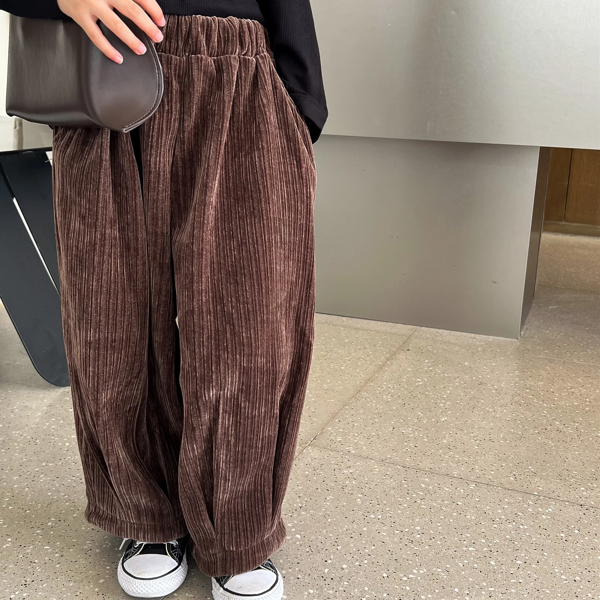 Детские брюки, Осенние повседневные вельветовые свободные брюки с широкими штанинами для мальчиков и девочек, детские однотонные простые хлопковые брюки в Корейском стиле с круглым воротником
Детские брюки, Осенние повседневные вельветовые свободные брюки с широкими штанинами для мальчиков и девочек, детские однотонные простые хлопковые брюки в Корейском стиле с круглым воротником