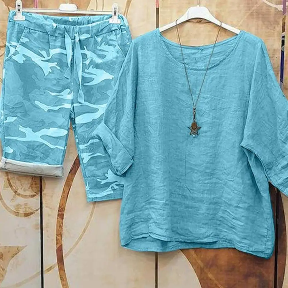 Женский комплект из блузки и шортов с круглым вырезом 
Женский комплект из блузки и шортов с круглым вырезом