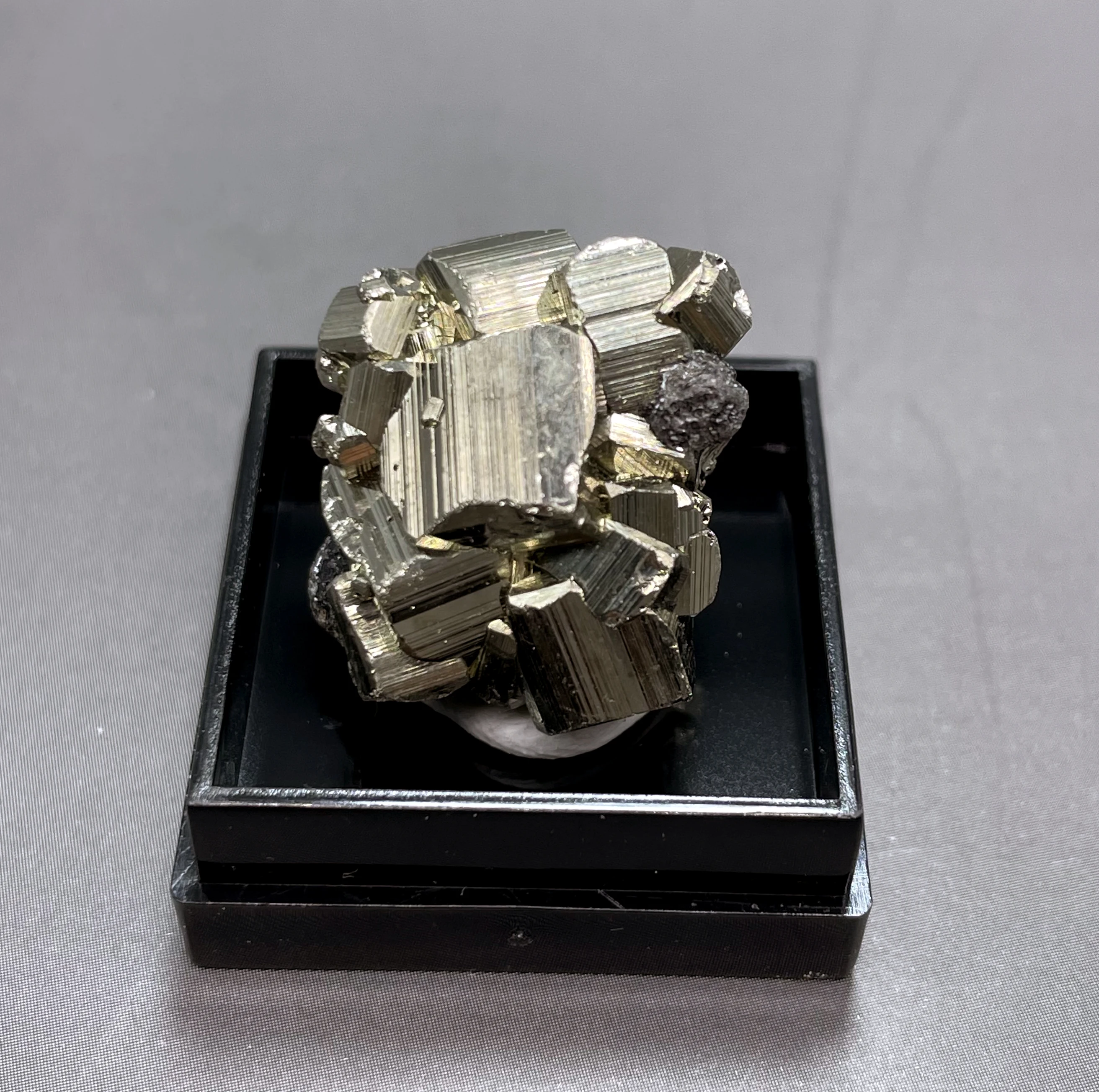 100% Natural shiny Peru pyrite mineral specimen stones and crystals healing crystals quartz gemstones box size 2.6 cm
100% Natural shiny Peru pyrite mineral specimen stones and crystals healing crystals quartz gemstones box size 2.6 cm
