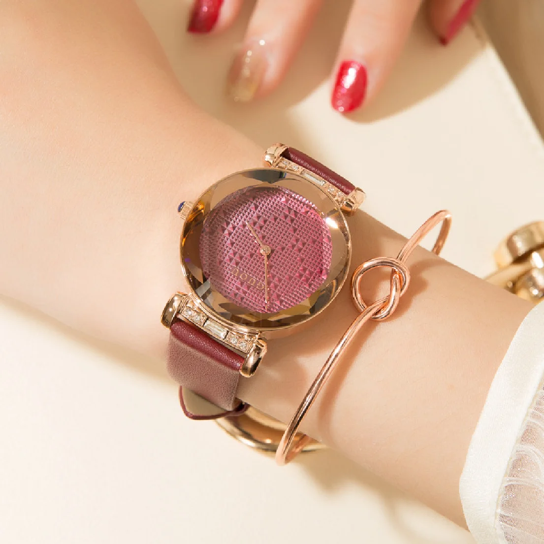 2018 Top Quality Fashion Brand Luxury lady Crystal Watch Women Dress Flower Shape Cutting Mirror Dial Elegant Female Wristwatch
2018 Top Quality Fashion Brand Luxury lady Crystal Watch Women Dress Flower Shape Cutting Mirror Dial Elegant Female Wristwatch