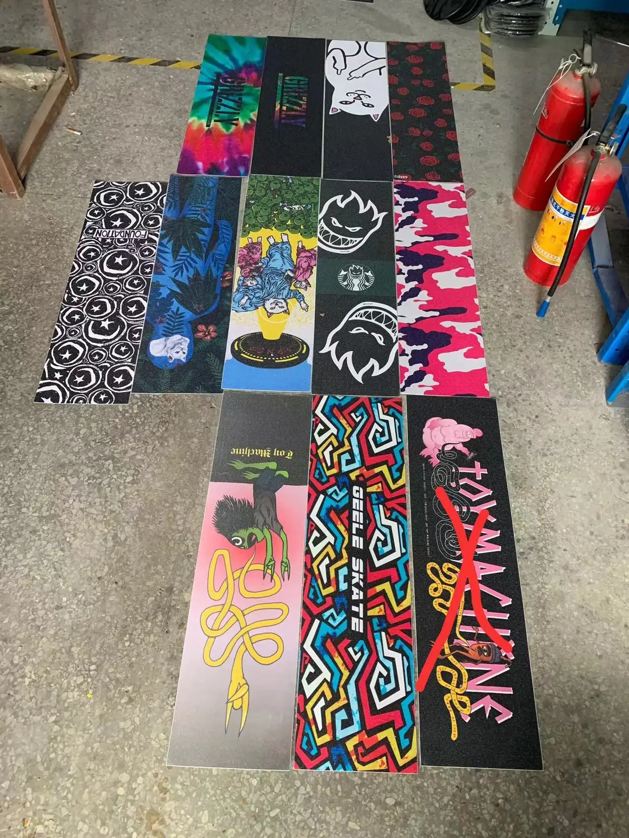 Double rocker sandpaper longboard skateboard short board short board professional sticker stomata waterproof fine sand
Double rocker sandpaper longboard skateboard short board short board professional sticker stomata waterproof fine sand