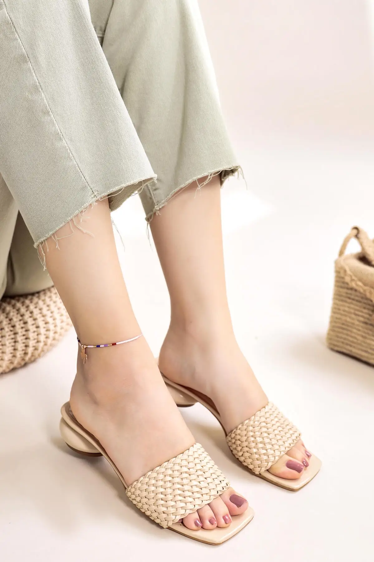 Ten Mesh Detailed Egg Heel Slippers 
Ten Mesh Detailed Egg Heel Slippers