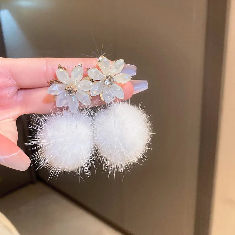 New Autumn and Winter Hair Ball Zircon Flower Earrings Fashionable High quality Earrings Light Luxury Retro Ball Earrings Female
New Autumn and Winter Hair Ball Zircon Flower Earrings Fashionable High quality Earrings Light Luxury Retro Ball Earrings Female