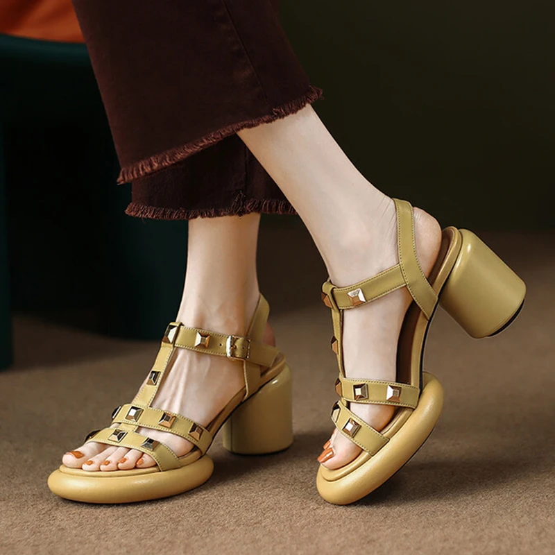 Туфли-лодочки женские на платформе, элегантные сандалии, ремешок с пряжкой, цвет белый
Туфли-лодочки женские на платформе, элегантные сандалии, ремешок с пряжкой, цвет белый