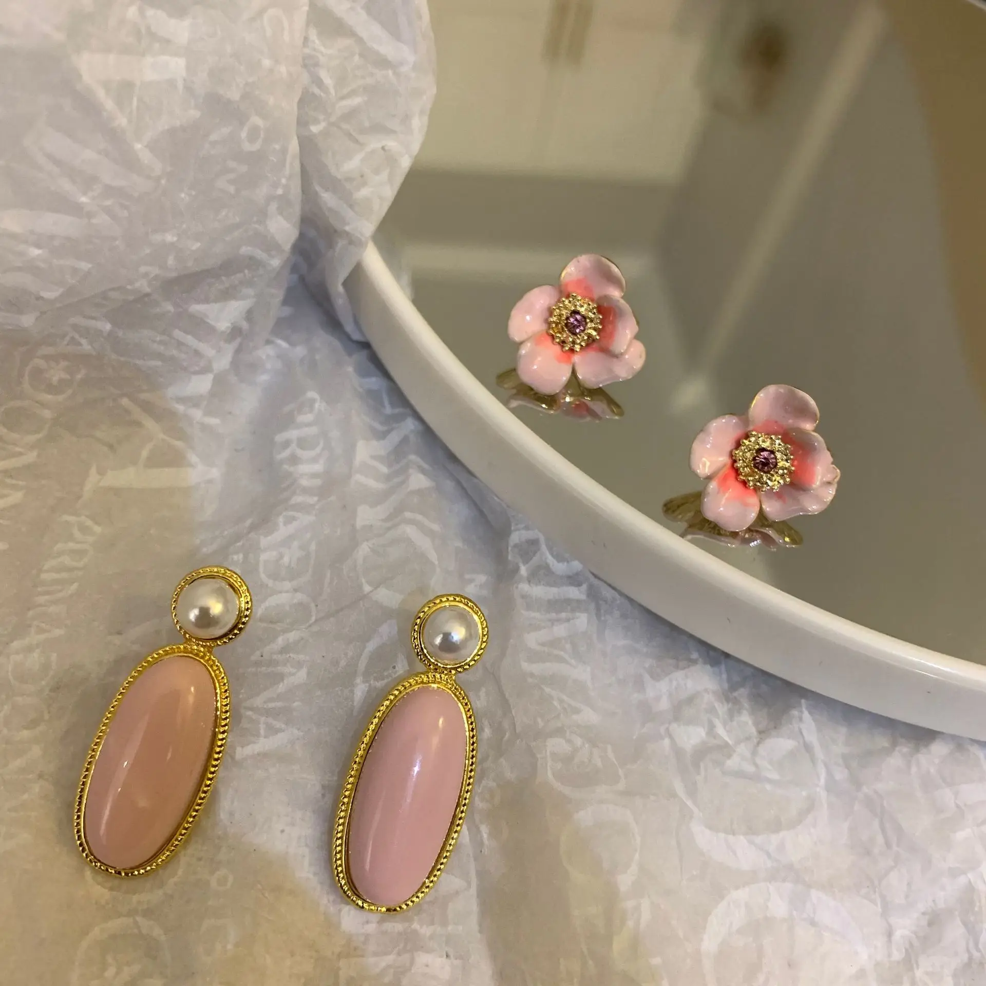 New Sweet Pink Enamel Drop Glaze Cherry Blossoms Stud Earrings Exquisite Girl Jewelry Geometric Pendant Pearl Earrings Gifts
New Sweet Pink Enamel Drop Glaze Cherry Blossoms Stud Earrings Exquisite Girl Jewelry Geometric Pendant Pearl Earrings Gifts