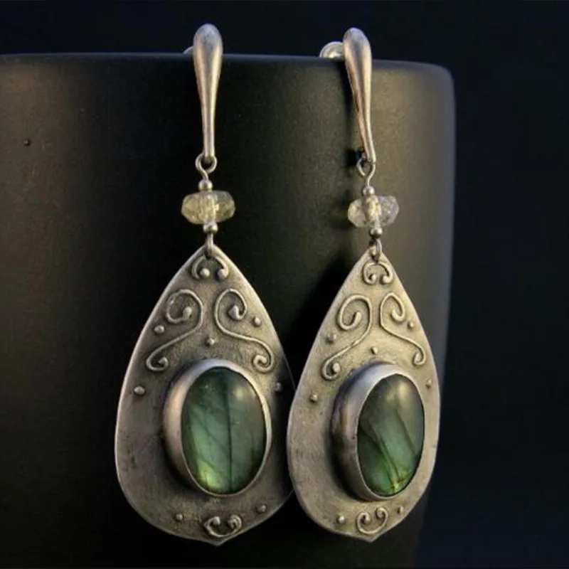 Vintage Oval Inlaid with Green Stones Earrings Women Ethnic Silver Color Water Droplet Carving Spiral Pattern Dangle Earrings
Vintage Oval Inlaid with Green Stones Earrings Women Ethnic Silver Color Water Droplet Carving Spiral Pattern Dangle Earrings