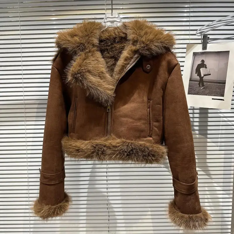 2023 Winter Women Brown Short Suede Jacket High Quality Warm Faux Fox Fur Lining Casual Streetwear Female Biker Jacket Outerwear
2023 Winter Women Brown Short Suede Jacket High Quality Warm Faux Fox Fur Lining Casual Streetwear Female Biker Jacket Outerwear